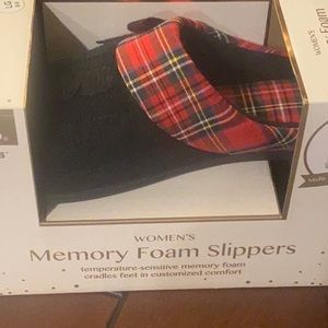 Women’s Totes Slippers Size 7-8 NWT